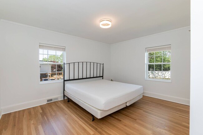 Building Photo - Sheek Updated Home With Pool!