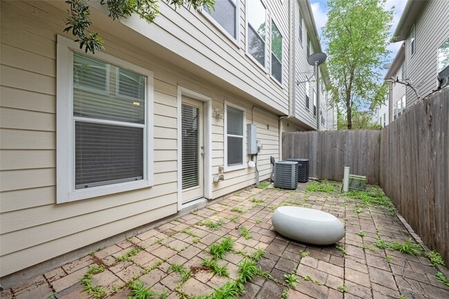 Building Photo - 3410 Skyline Village Dr