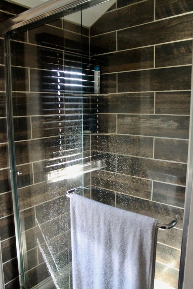 Building Photo - 3BD/2.5BA Home minutes from Dam Neck!  Full fenced Back yard!!