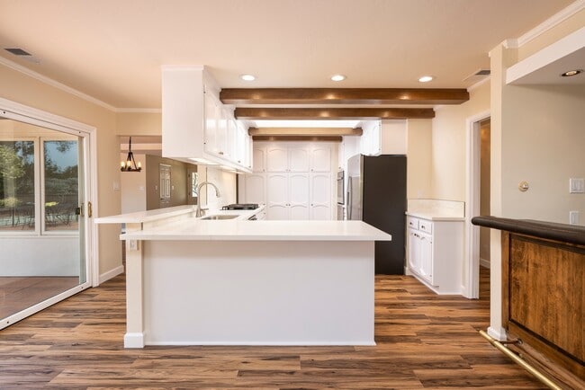 Building Photo - 1394 Manzanita Dr