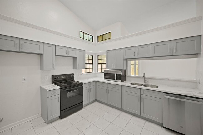 Building Photo - 8203 Woodland Willows Dr