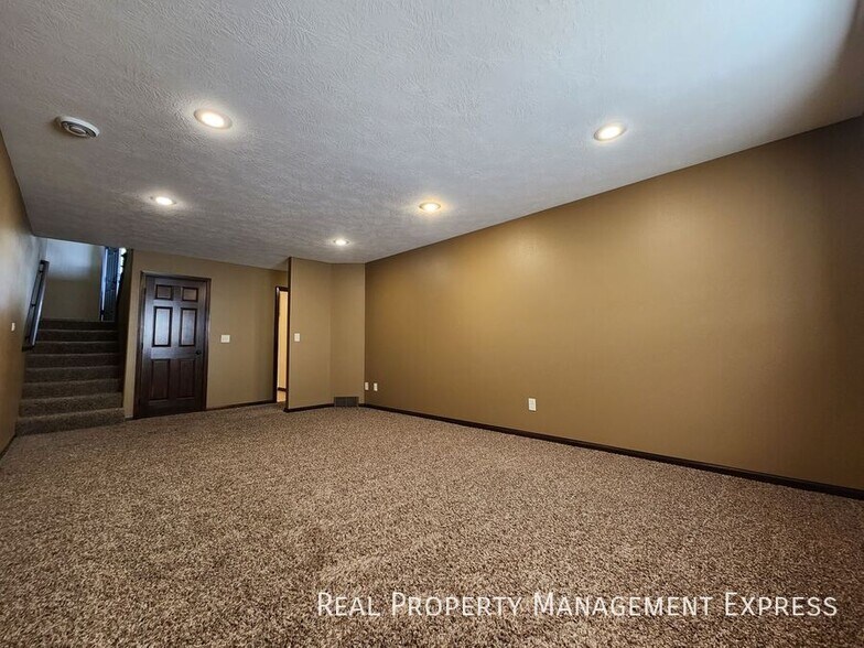 Building Photo - Modern 4 Bedroom 2 Bathroom Twin-Home in Tea