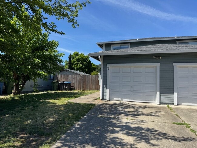 Building Photo - Charming 3 bedroom 1.5 bathroom Two story Town House with an attached garage.