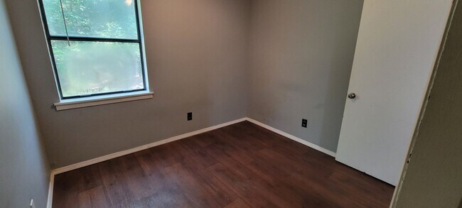 Building Photo - 2 Bedroom 1 Bath Condo Style Apartment