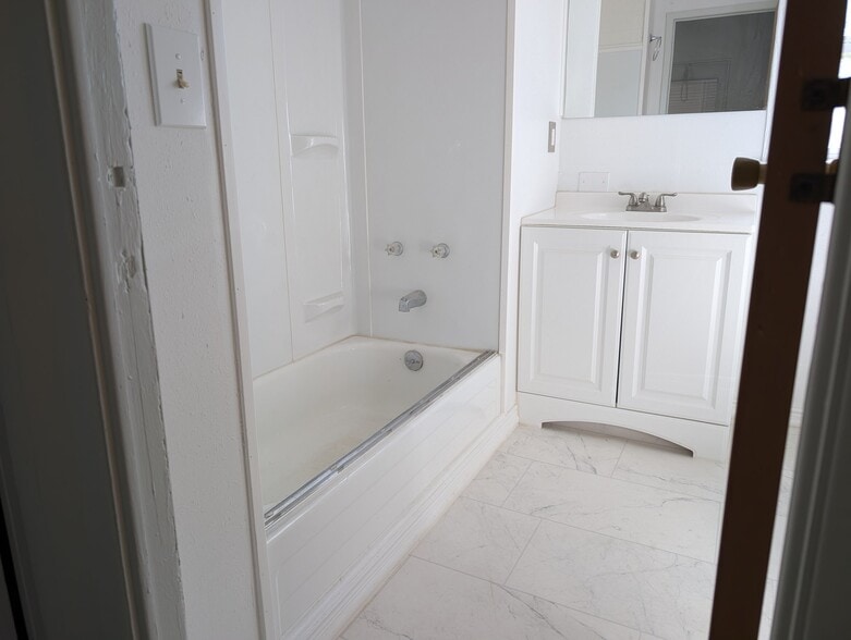 Building Photo - 1620 Landmark Ave