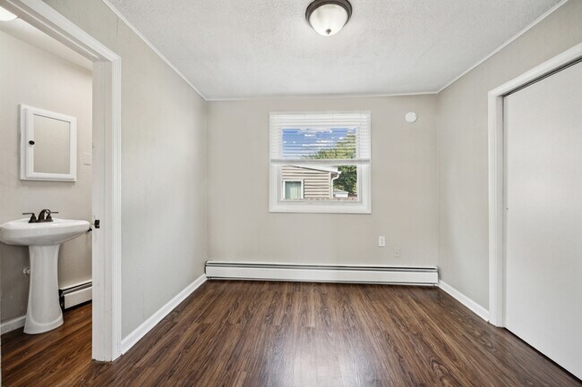 Building Photo - 1029 E Granet Ave