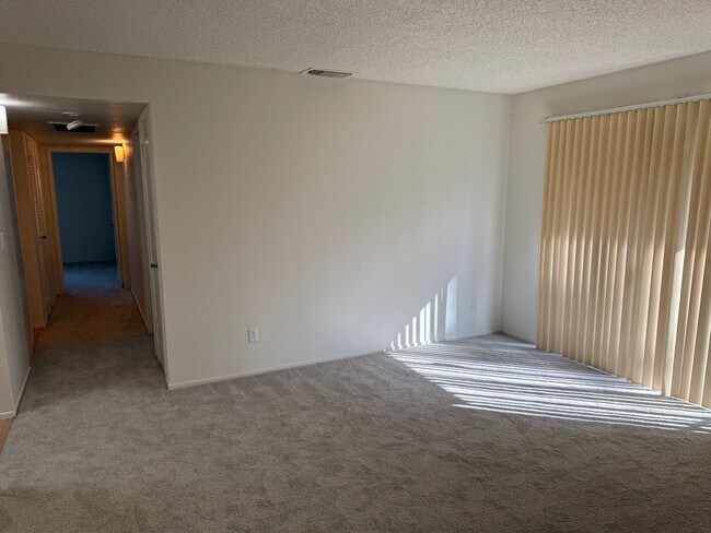 Building Photo - Gorgeous South Natomas Condo