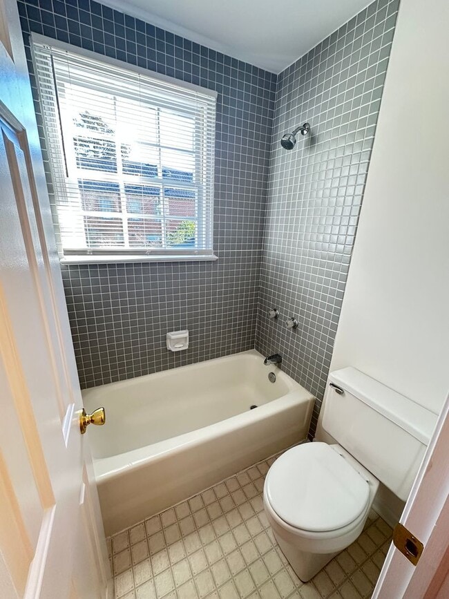 Building Photo - 503 Newport Ave