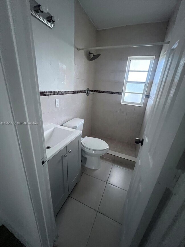 Building Photo - 1385 NE 129th St