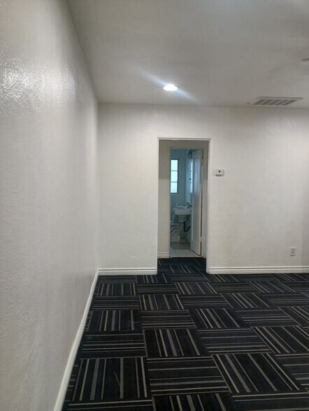 Building Photo - 3853 Winona Ave