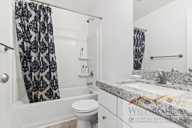 Building Photo - Townhome with Style and Space Close to Dow...