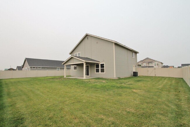 Building Photo - Spacious Home w/Open Floor-Plan