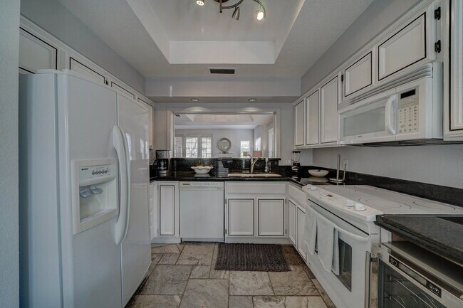 Building Photo - 6141 N 28th Pl