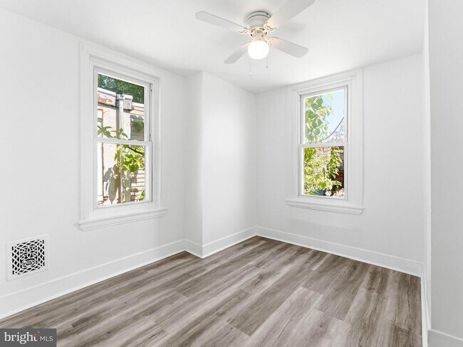 Building Photo - 1831 E Clementine St