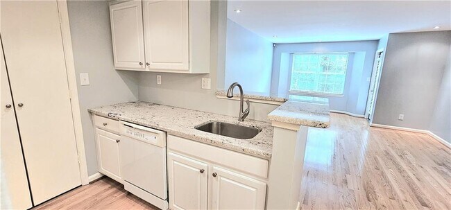 Building Photo - 2060 Chastain Park Ct NE