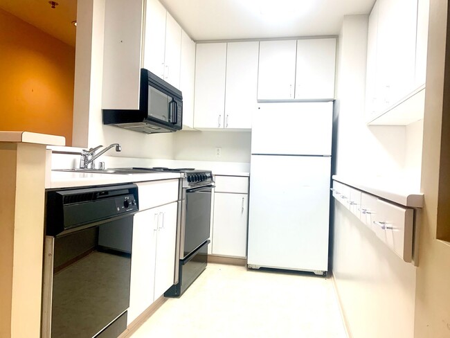 Building Photo - Quiet one Bedroom condo in Doorman Buildin...