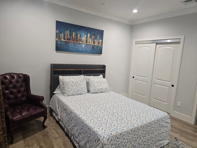 Building Photo - Fully Furnished 2 Bed, 2 Bath Townhome – 5...