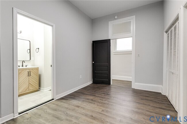 Building Photo - 402 Stuart Cir
