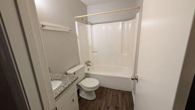 Building Photo - Spacious 2BD/2BA Duplex