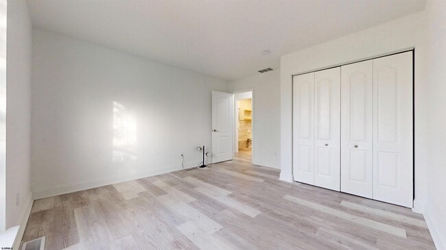 Building Photo - 450 Redwood Ave