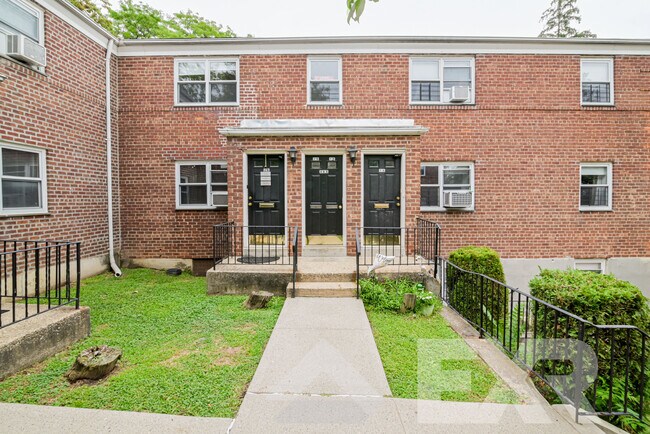 Building Photo - 464 Howard Ave