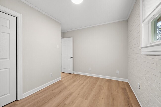 Building Photo - 5013 Oxford St