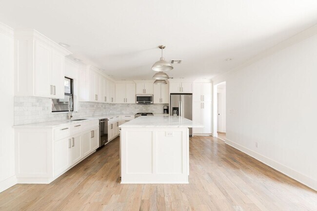 Building Photo - Beautiful Home in Nichols Hills + 3 bedrooms