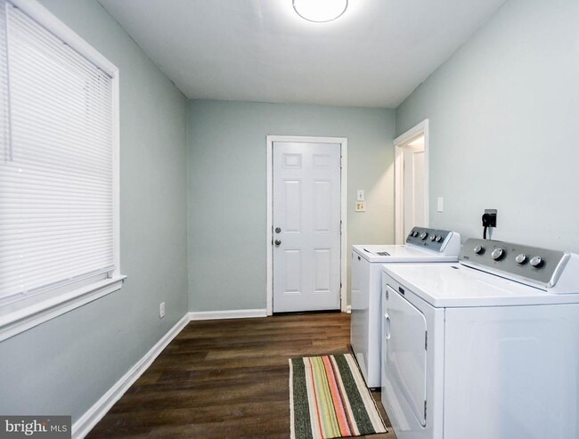 Building Photo - 3802 Cedar Dr