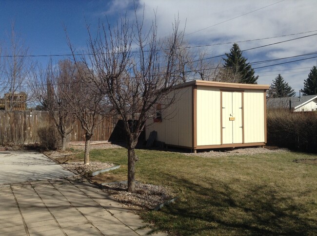 Building Photo - 2 BEDROOM 2 BATHROOM HOUSE WITH 2 BONUS ROOMS