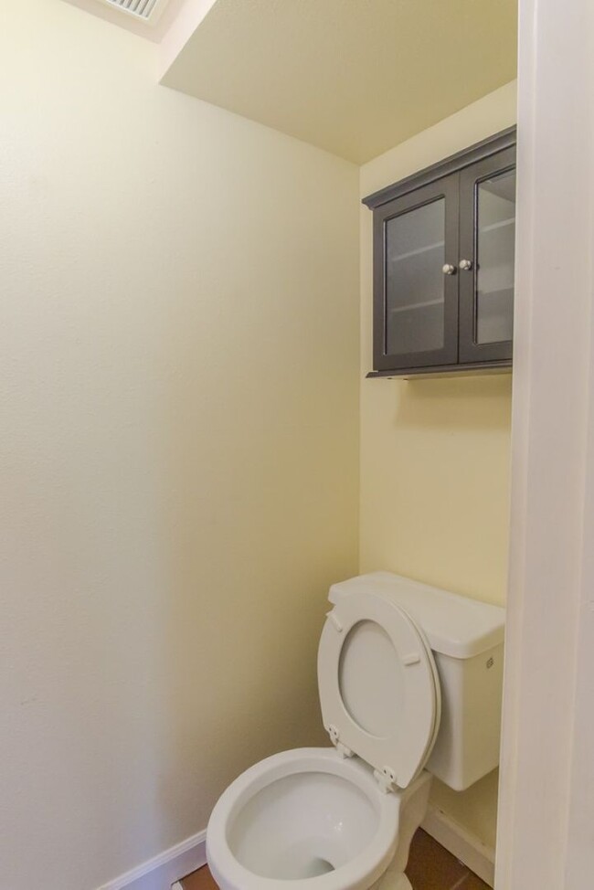 Building Photo - 3Bd/1.75Ba Seattle House