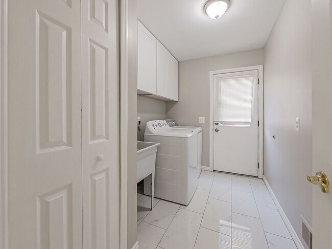 Building Photo - Fully Upgraded 3-Bed Farmington Hills Home!