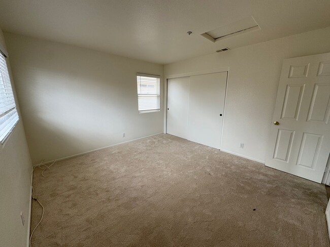 Building Photo - 3 bedroom -2.5 bathroom House