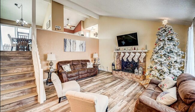 Building Photo - Huge room in a large shared home, private bathroom, great neighborhood, friendly roommates!