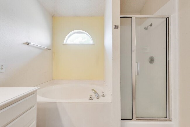 Building Photo - 220 High Pointe Ln