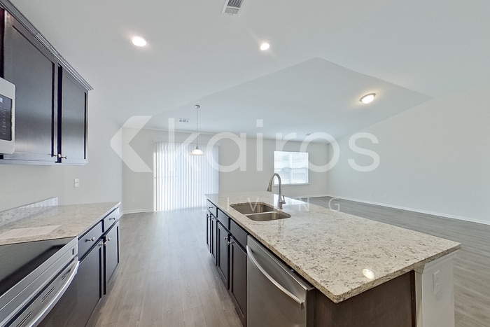 Building Photo - 107 Lord Effingham Wy