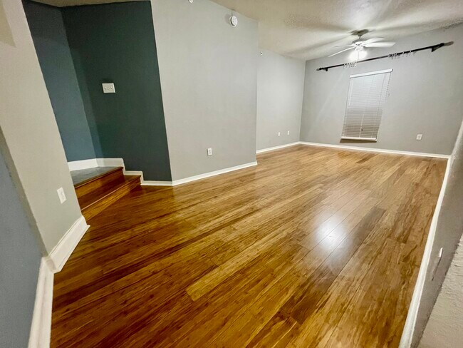 Building Photo - 402 S Armenia Ave