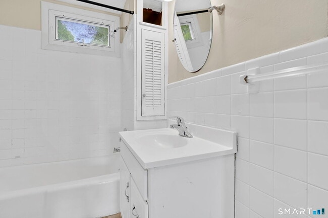 Building Photo - 42 Hartford Ave