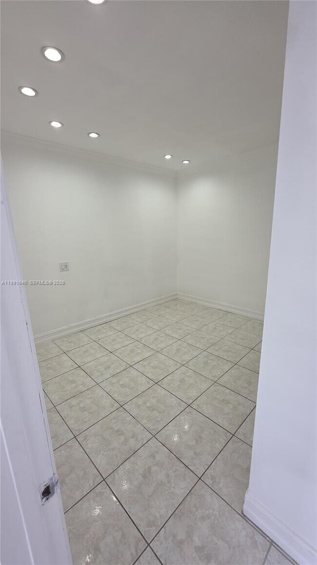 Building Photo - 2114 Biarritz Dr