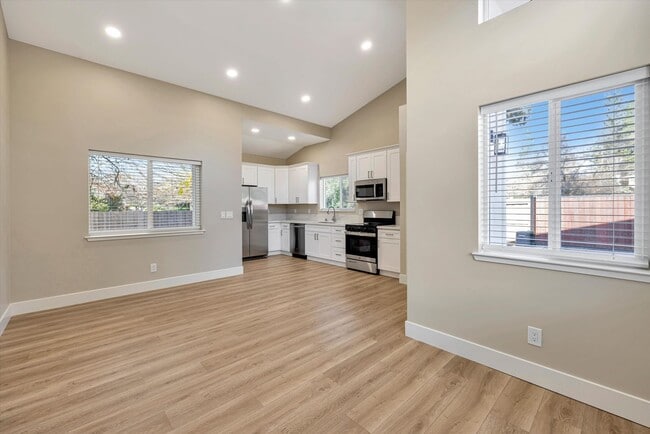 Building Photo - NEWER 2 BED, 1 BATH HOME WITH HUGE YARD AND ENCLOSED DRIVEWAY