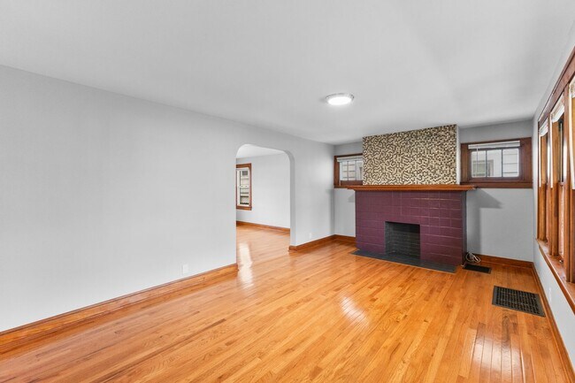 Building Photo - Charming 3-Bed Dutch Colonial with Modern Updates & Massive Yard – Minutes from German Village!