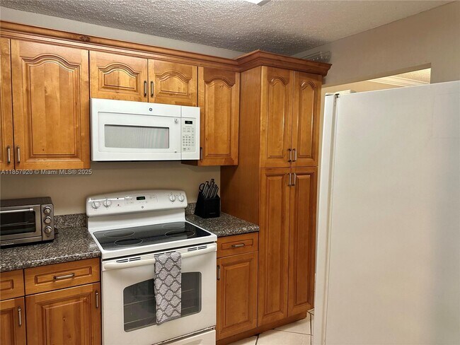 Building Photo - 9441 Evergreen Pl