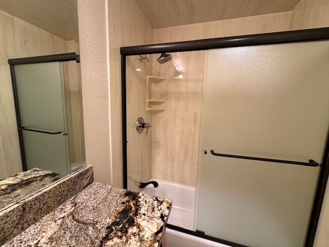 Building Photo - Beautiful 2 bedroom, 2 bath single level t...