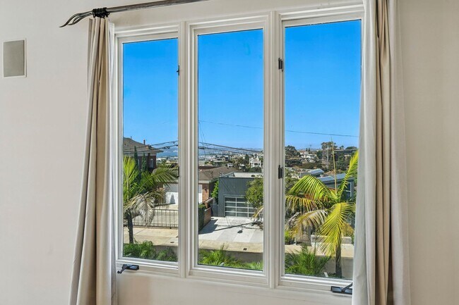 Building Photo - Gorgeous 3 Bed/3 Ba Home Tucked Away in th...