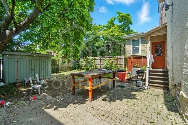 Building Photo - 2319 Victor St