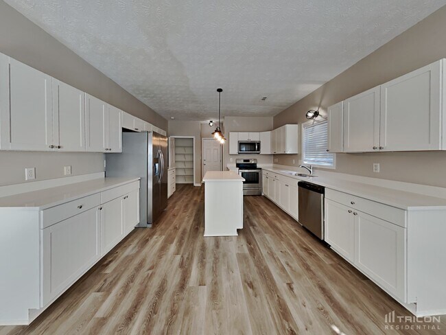 Building Photo - 150 Woodlake Dr