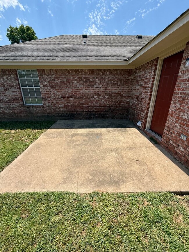Building Photo - 3 Bed 2 Bath House With 2 Car Garage.