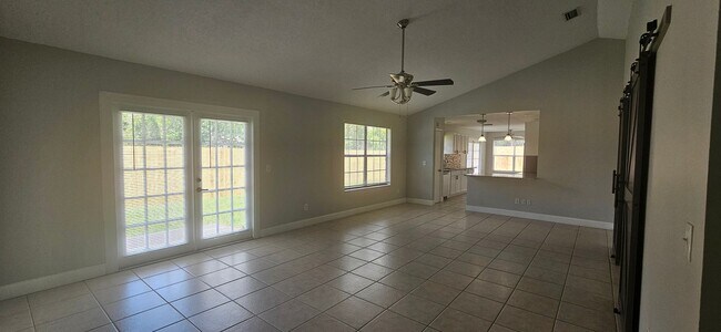 Building Photo - Charming 3-Bedroom Home in Deland – Water and Lawncare Included!
