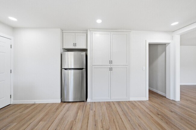 Building Photo - Large Brand New Remodeled 1 Bedroom unit with Washer Dryer Hookups - MUST SEE!!!