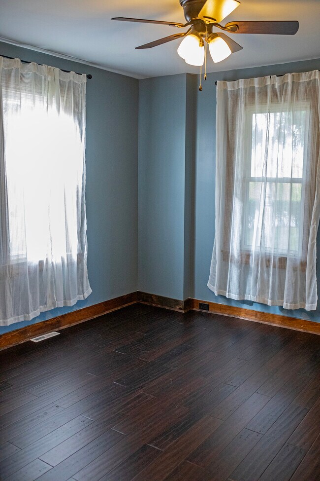 Family room/office/4th bedroom - 4022 E Newport Rd