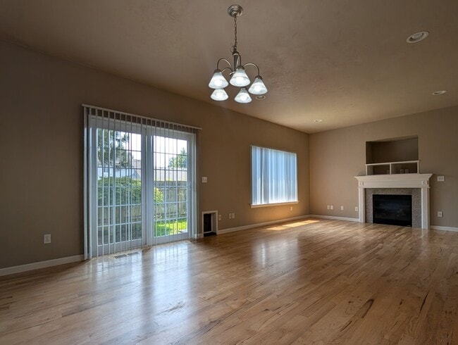 Building Photo - Beautiful 3-Bedroom, 2.5-Bath Home In River Road Area of Eugene!